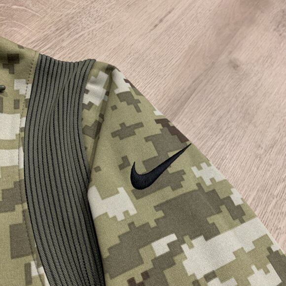 Nike Camouflage Hoodie with New England Patriots Team Logo - Picture 4 of 8